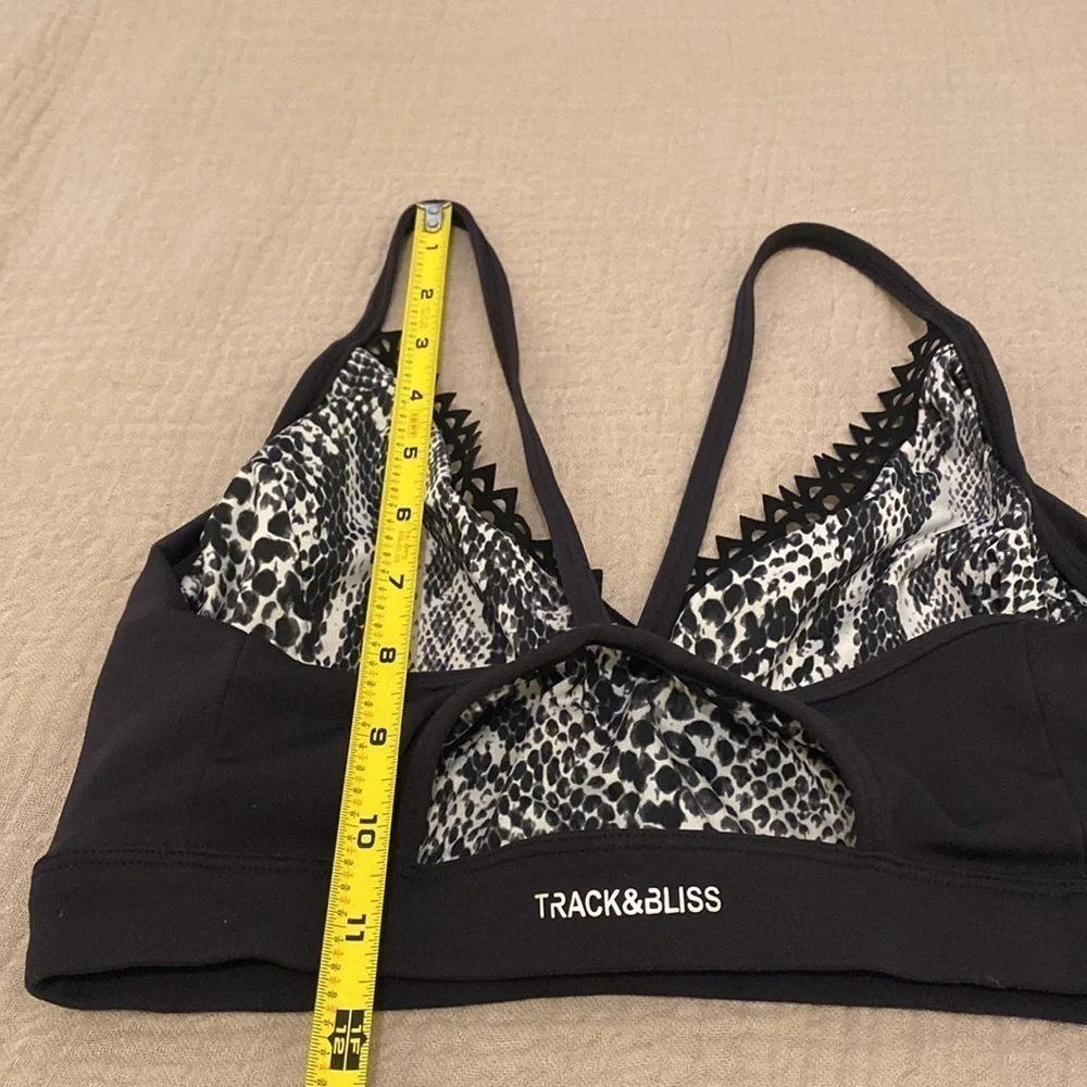 TRACK & BLISS TWO SIDE SPORT BRA. Black & sneake print . Size S
